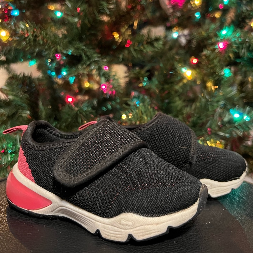 Caster’s Pink and black sneakers toddlers 6